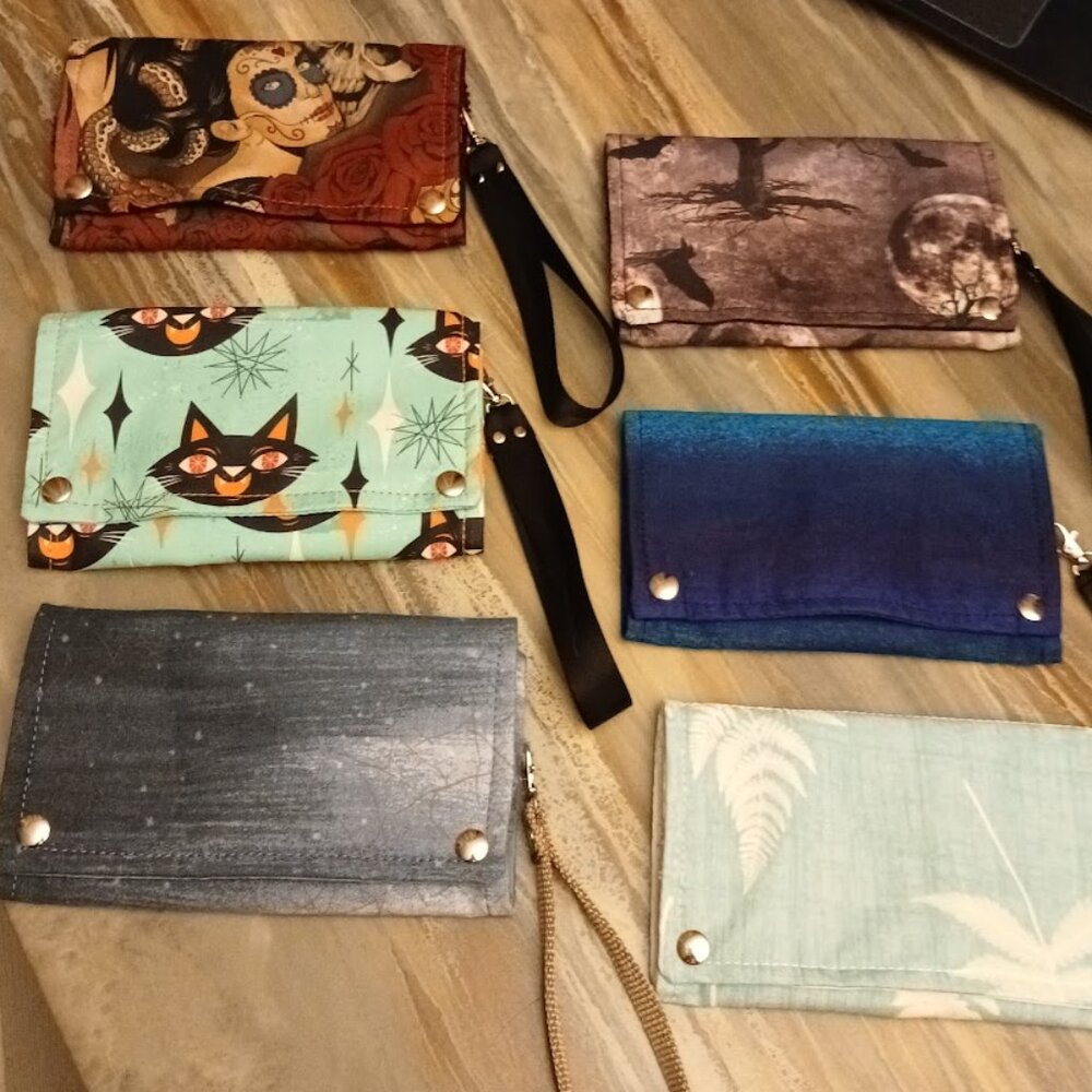 Nwt Snap closure Tri-fold Wristlet Wallets with Zippers Cats Bats Leaves Western